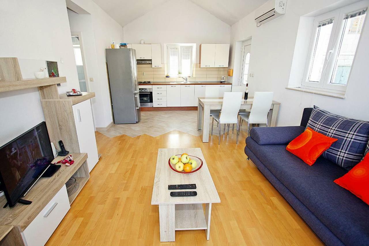 Apartmani Nila Pucisca Ngoại thất bức ảnh