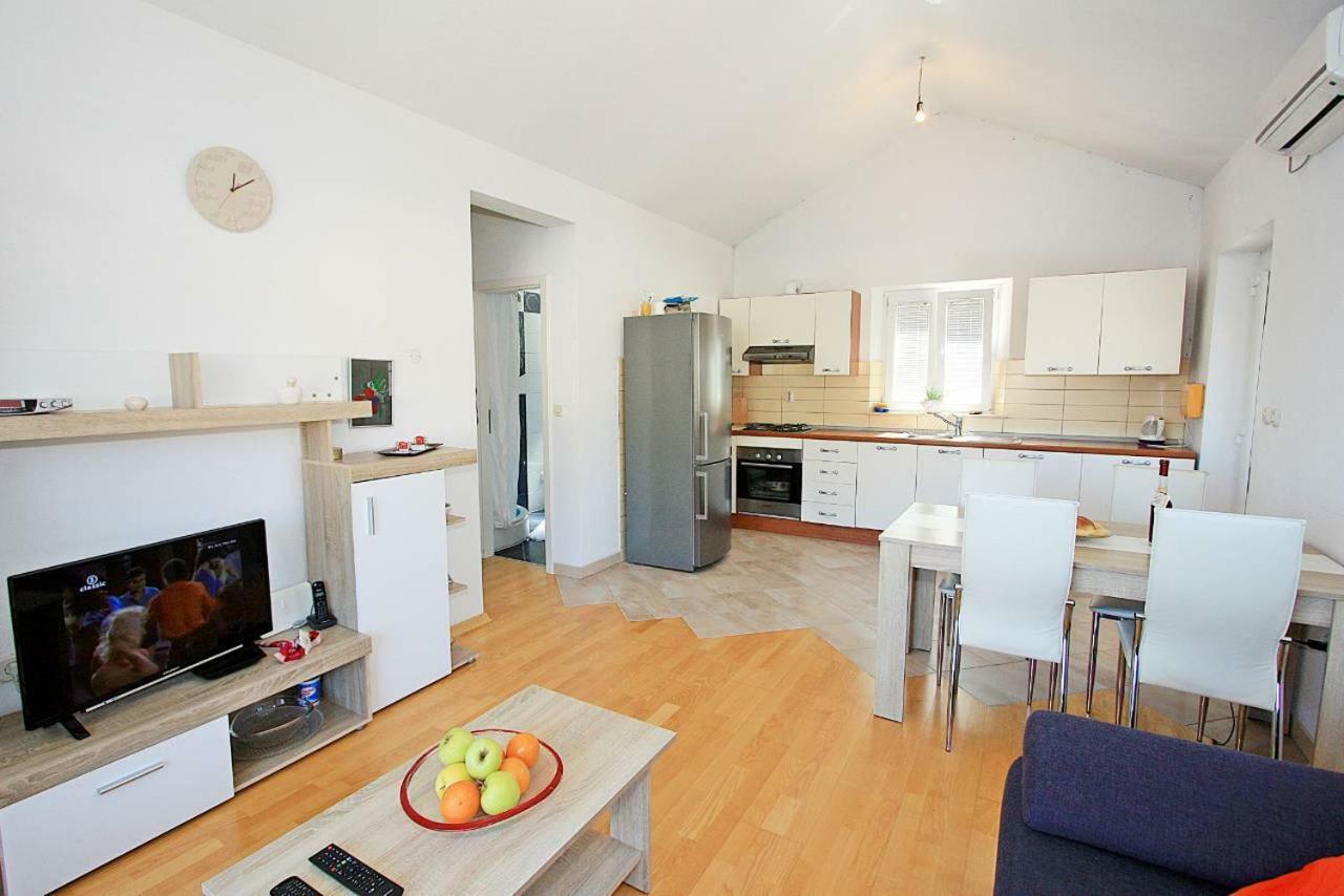 Apartmani Nila Pucisca Ngoại thất bức ảnh